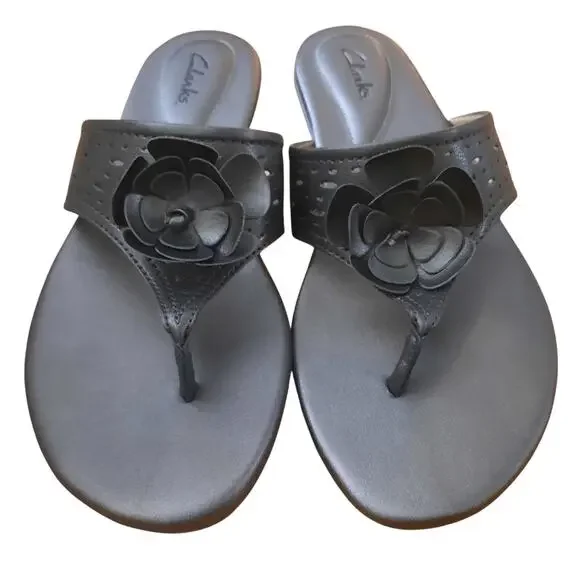 Clarks Qwin Hera Womens Pewter Thong Design Sandals & Flower Accent Size 8.5